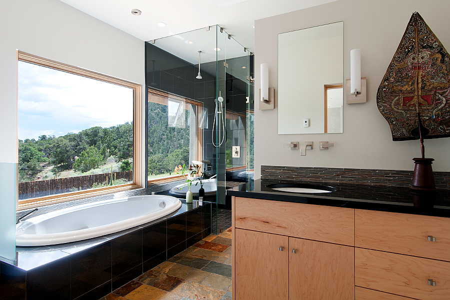 07RM Net-Zero House bath 1